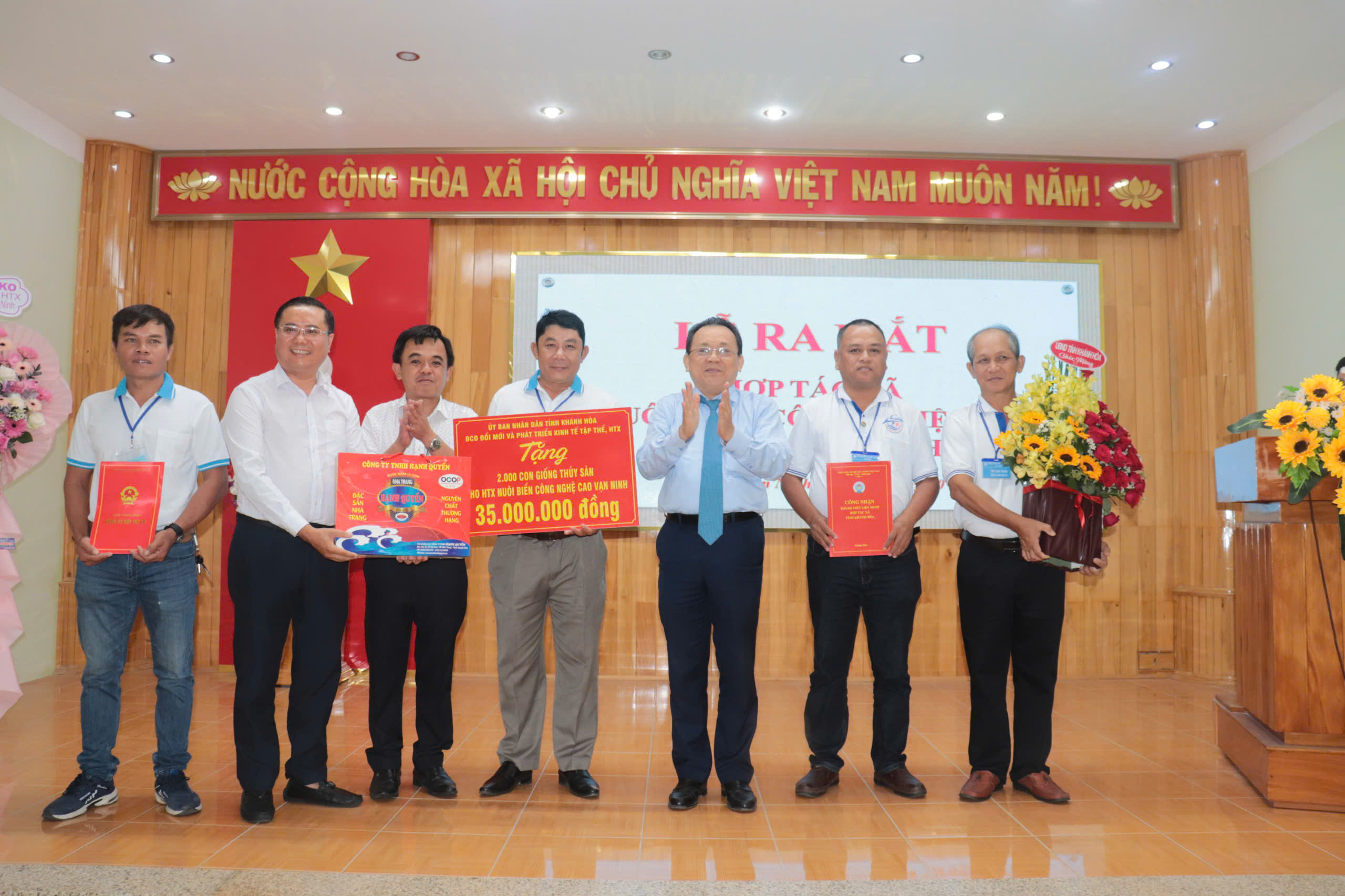 Khánh Hòa: Ra mắt HTX nuôi biển công nghệ cao Vạn Ninh - Ảnh 1. Khánh Hòa: Ra mắt HTX nuôi biển công nghệ cao Vạn Ninh - Ảnh 1.