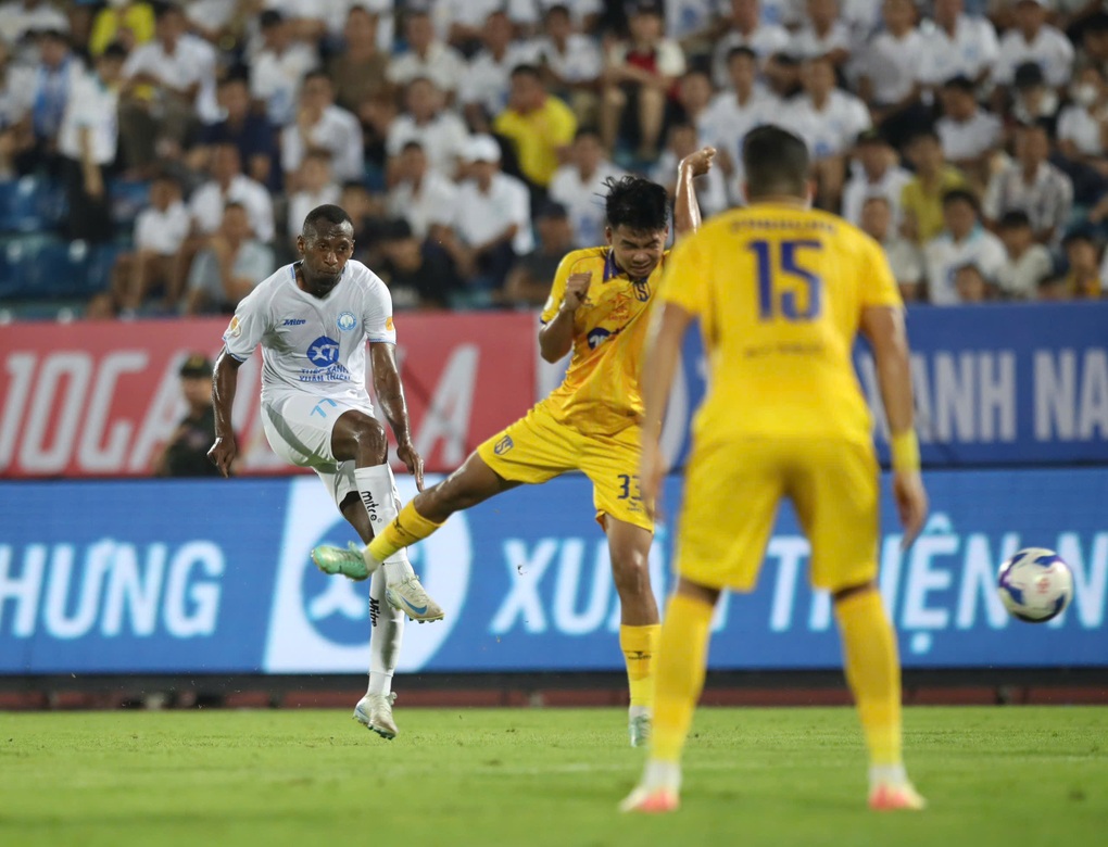 Rafaelson tỏa sáng giúp CLB Nam Định thắng đậm SL Nghệ An - 2 Rafaelson tỏa sáng giúp CLB Nam Định thắng đậm SL Nghệ An - 2
