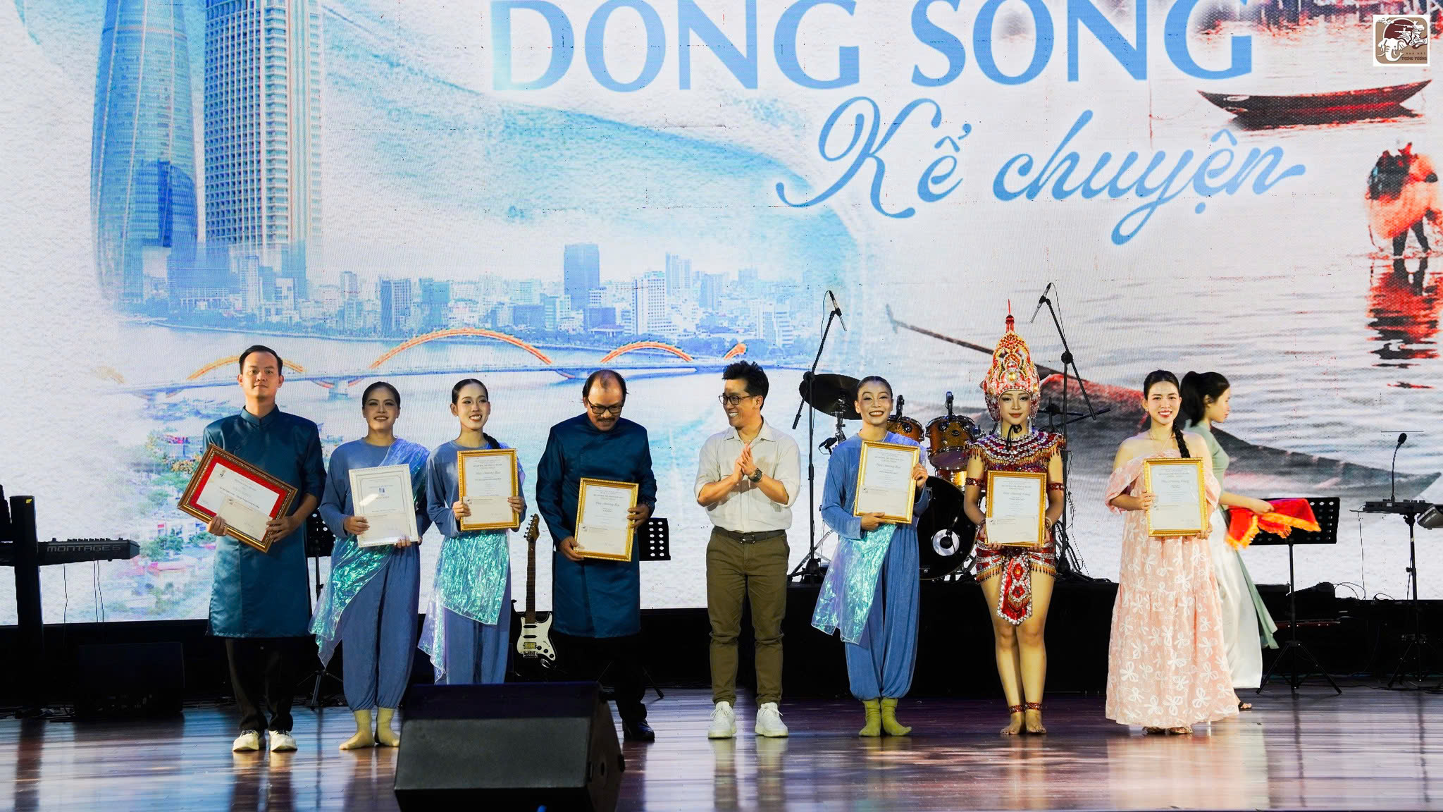 SV ĐH Duy Tân đoạt huy chương Bạc tại Liên hoan Ca múa nhạc toàn quốc 2024- Ảnh 1. SV ĐH Duy Tân đoạt huy chương Bạc tại Liên hoan Ca múa nhạc toàn quốc 2024- Ảnh 1.