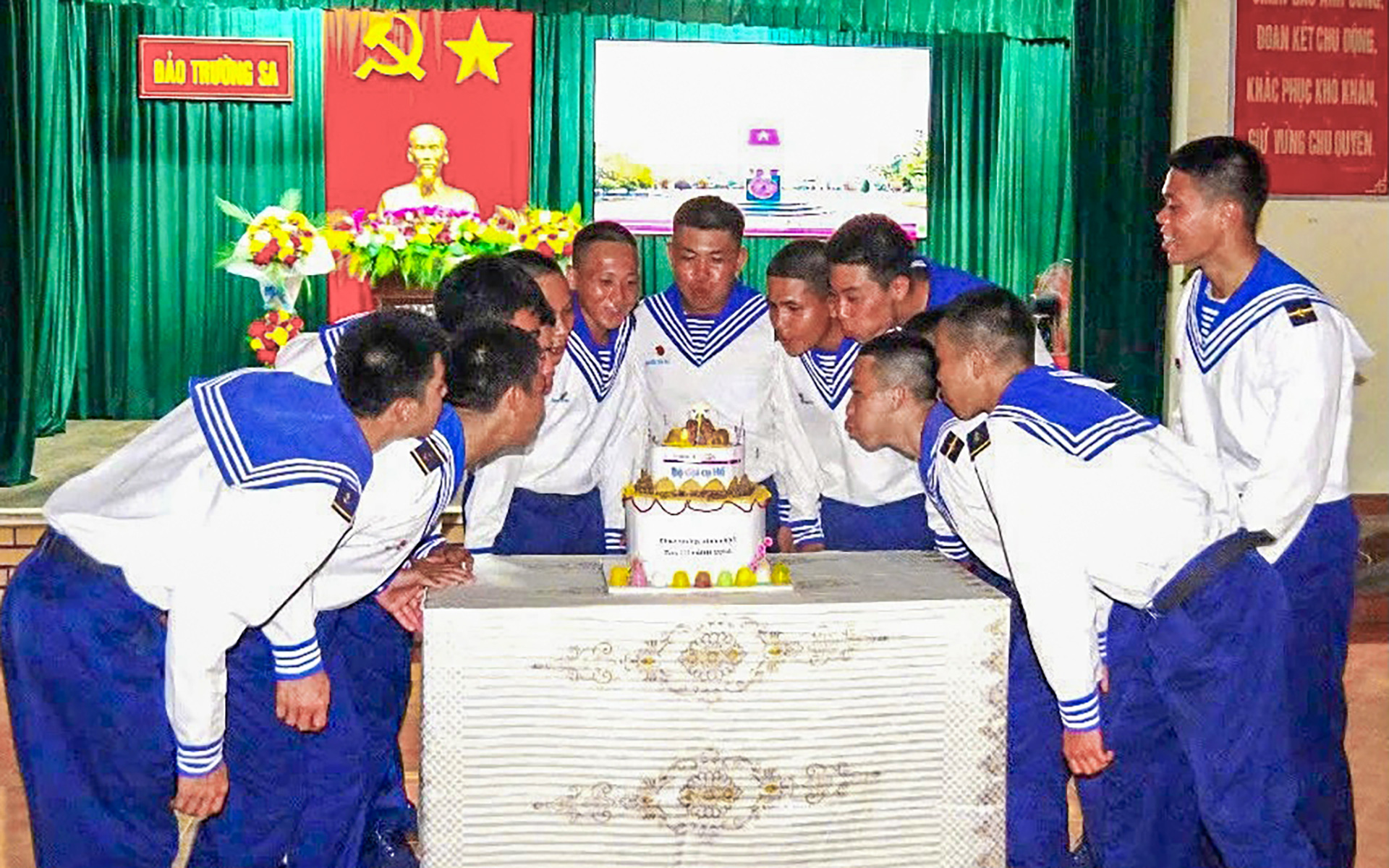 Sinh nhật đồng đội ở Trường Sa: Bất ngờ nhận được lời chúc mừng của người thân - Ảnh 1. Sinh nhật đồng đội ở Trường Sa: Bất ngờ nhận được lời chúc mừng của người thân - Ảnh 2.