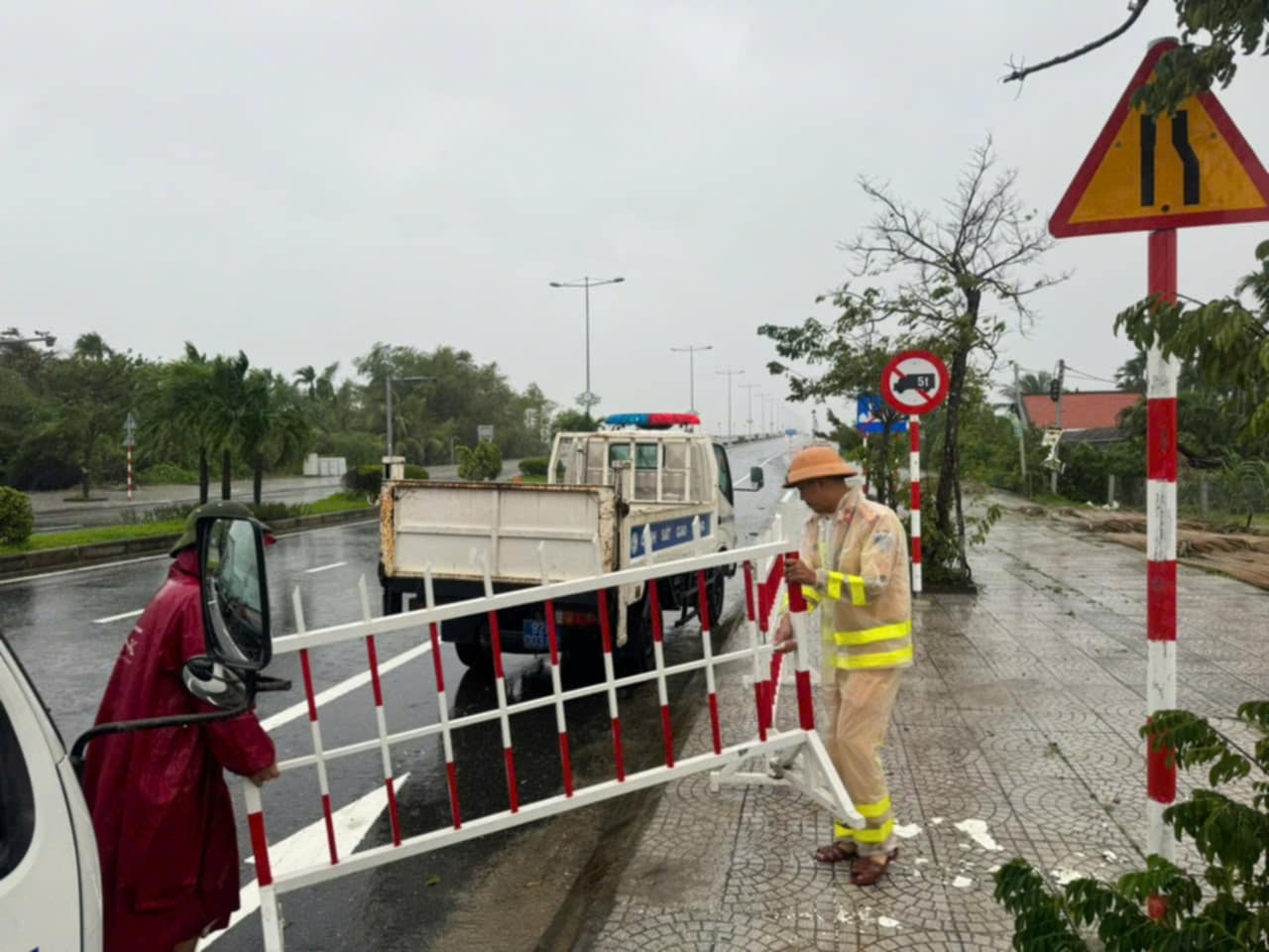 Bão Trami áp sát Quảng Nam, Đà Nẵng: Sơ tán gần 20 nghìn dân- Ảnh 1. Bão Trami áp sát Quảng Nam, Đà Nẵng: Sơ tán gần 20 nghìn dân- Ảnh 1.