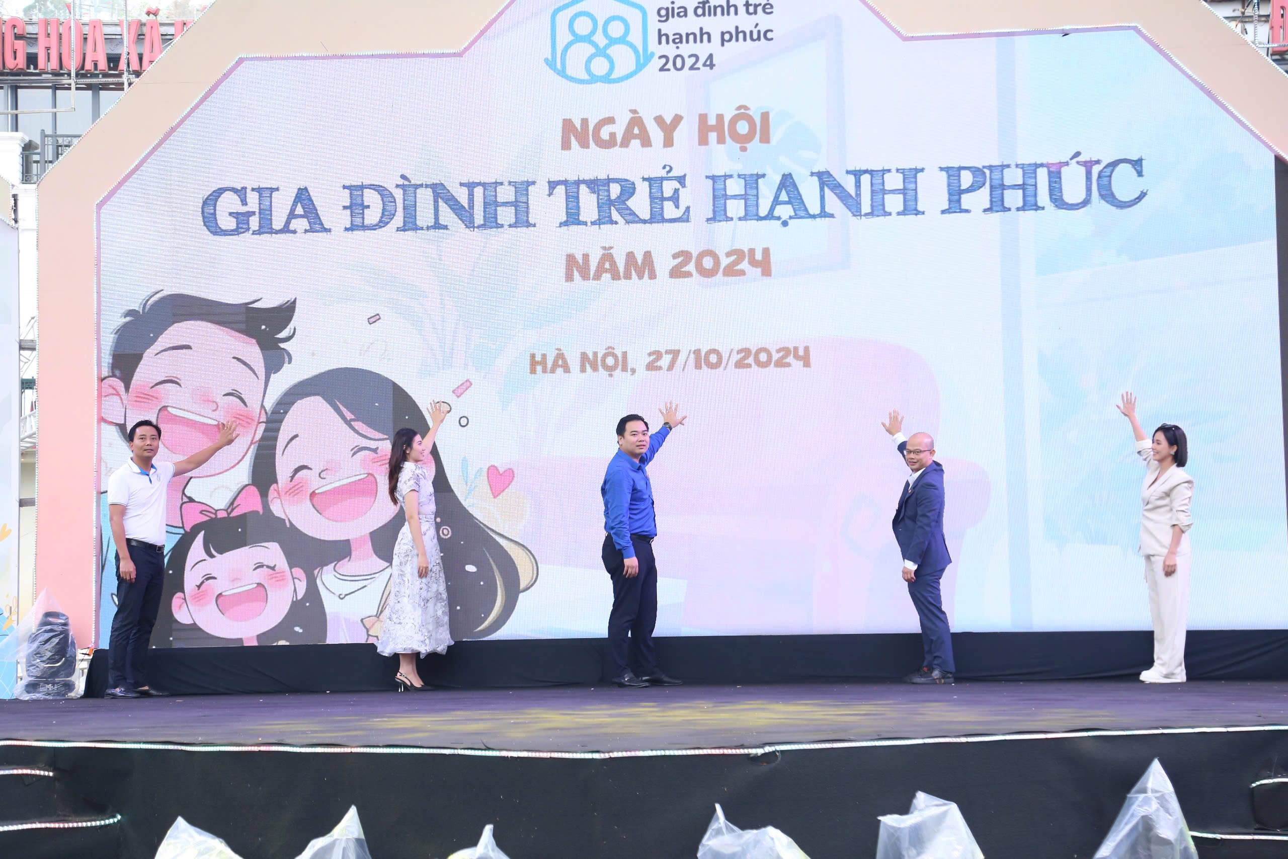 Sôi nổi hoạt động gắn kết gia đình tại Ngày hội Gia đình trẻ hạnh phúc 2024- Ảnh 1. Sôi nổi hoạt động gắn kết gia đình tại Ngày hội Gia đình trẻ hạnh phúc 2024- Ảnh 1.
