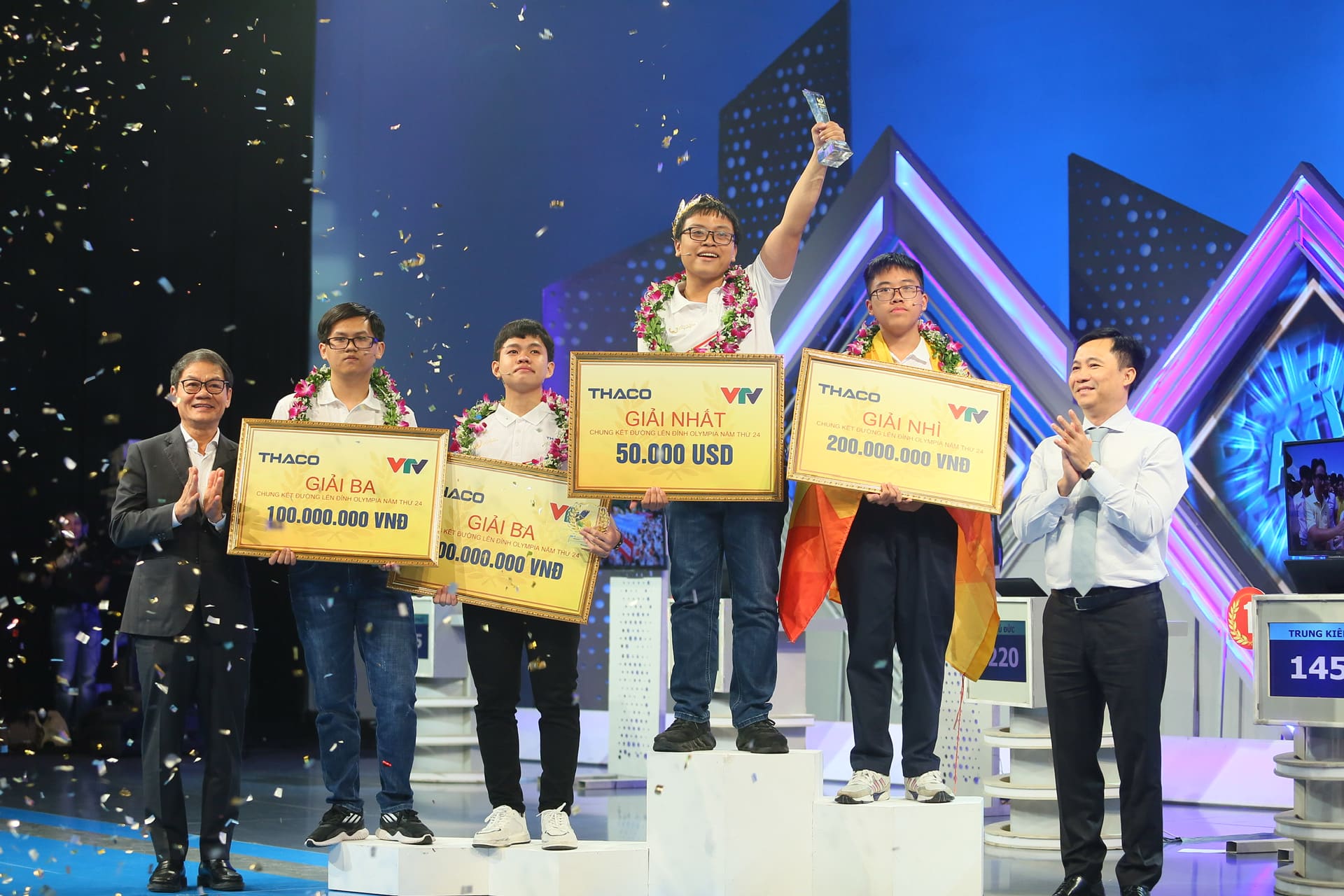 Chủ tịch HĐQT THACO Trần Bá Dương trao giải thưởng cho các “nhà leo núi” xuất sắc nhất của Đường lên đỉnh Olympia 2024 2
