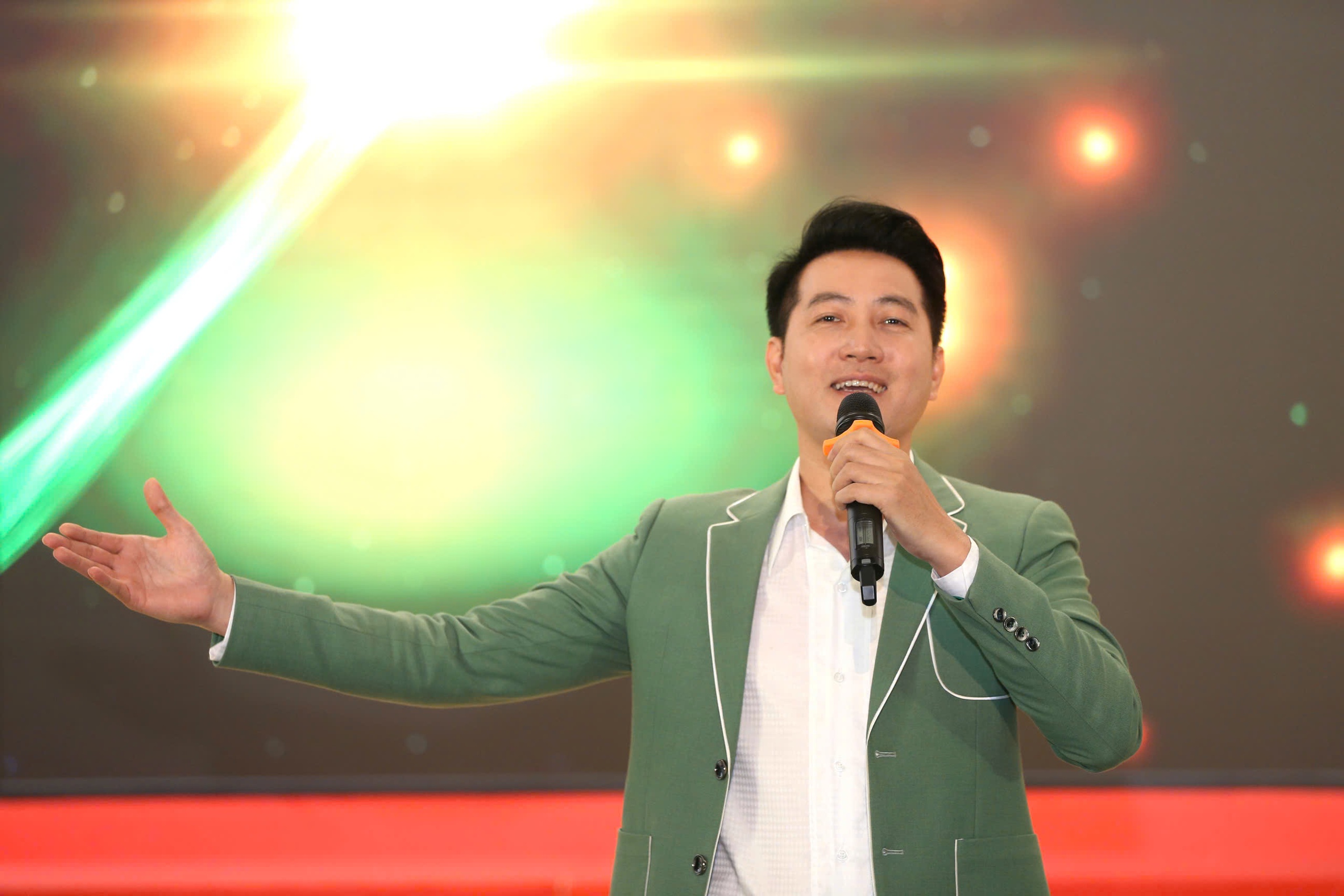 Ca sĩ Nguyễn Phi Hùng: TP HCM đã chắp cánh ước mơ của tôi - Ảnh 1. Ca sĩ Nguyễn Phi Hùng: TP HCM đã chắp cánh ước mơ của tôi - Ảnh 1.