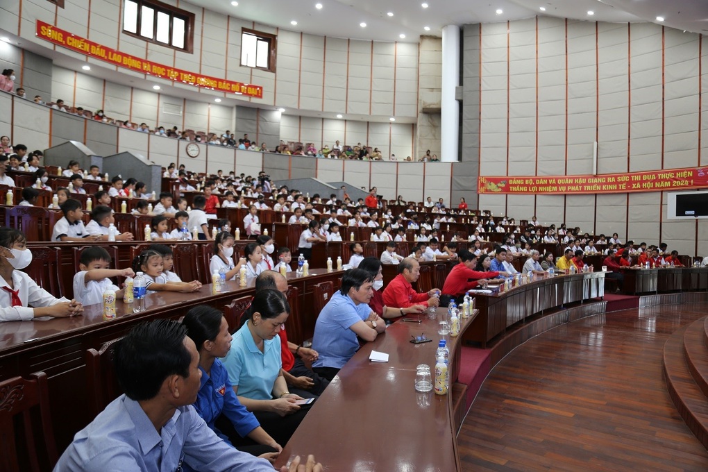 Tân Hiệp Phát tiếp sức tới trường cho 200 học sinh tại tỉnh Hậu Giang - 1 Tân Hiệp Phát tiếp sức tới trường cho 200 học sinh tại tỉnh Hậu Giang - 1