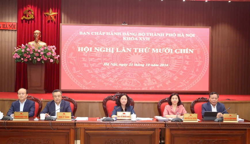 Các đồng chí lãnh đạo TP Hà Nội chủ trì Hội nghị lần thứ 19 Ban Chấp hành Đảng bộ TP khóa XVII