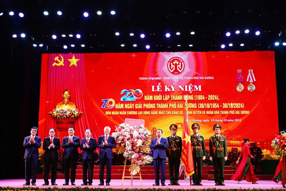 Thành phố Hải Dương đón nhận Huân chương Lao động hạng Nhất.