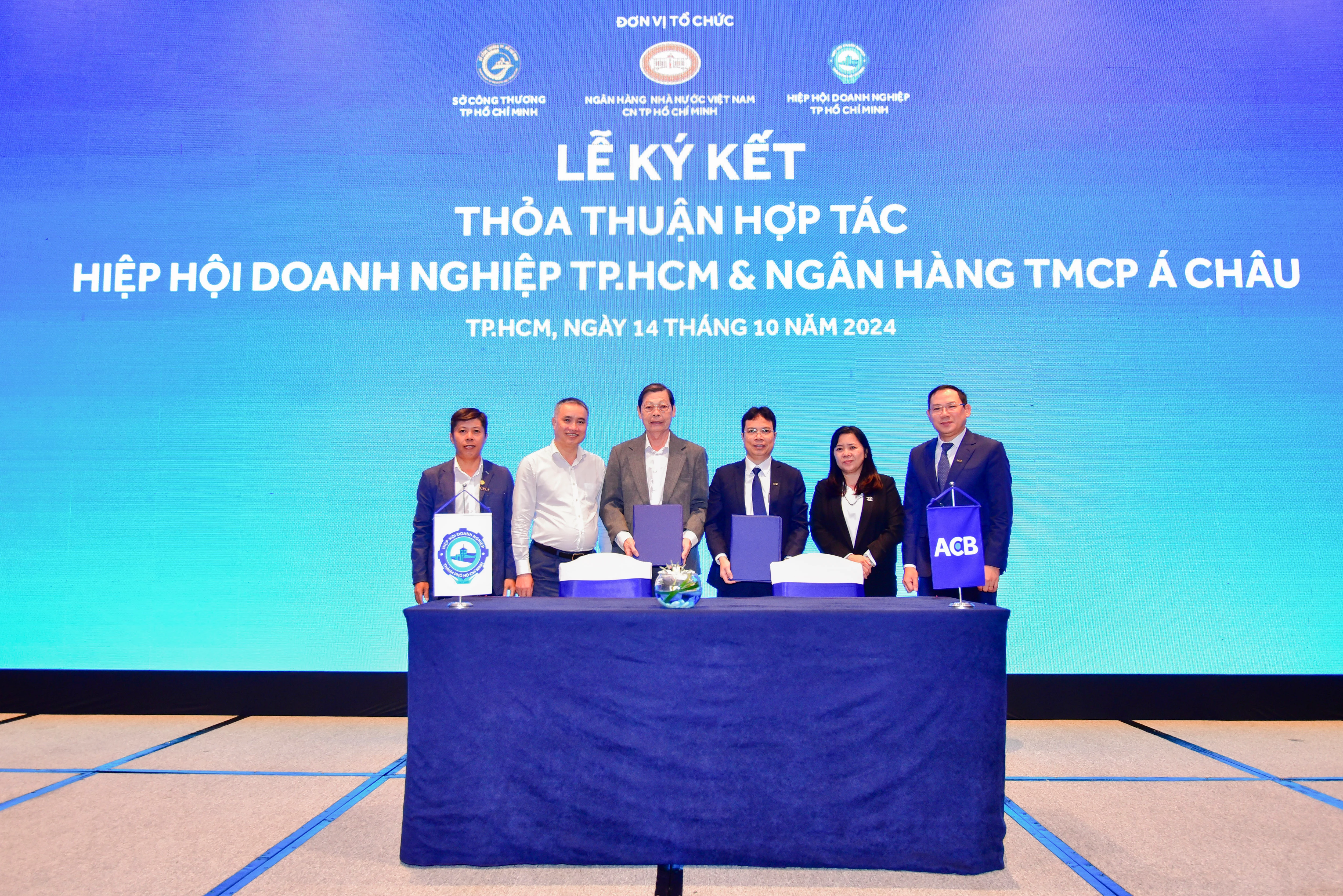 Lễ ký kết hợp đồng tín dụng giữa ngân hàng và doanh nghiệp để thúc đẩy sản xuất kinh doanh trong thời gian tới. Lễ ký kết hợp đồng tín dụng giữa ngân hàng và doanh nghiệp để thúc đẩy sản xuất kinh doanh trong thời gian tới.