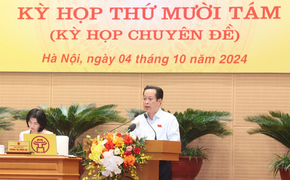 Giám đốc Sở GD&ĐT Hà Nội Trần Thế Cương trình bày Tờ trình