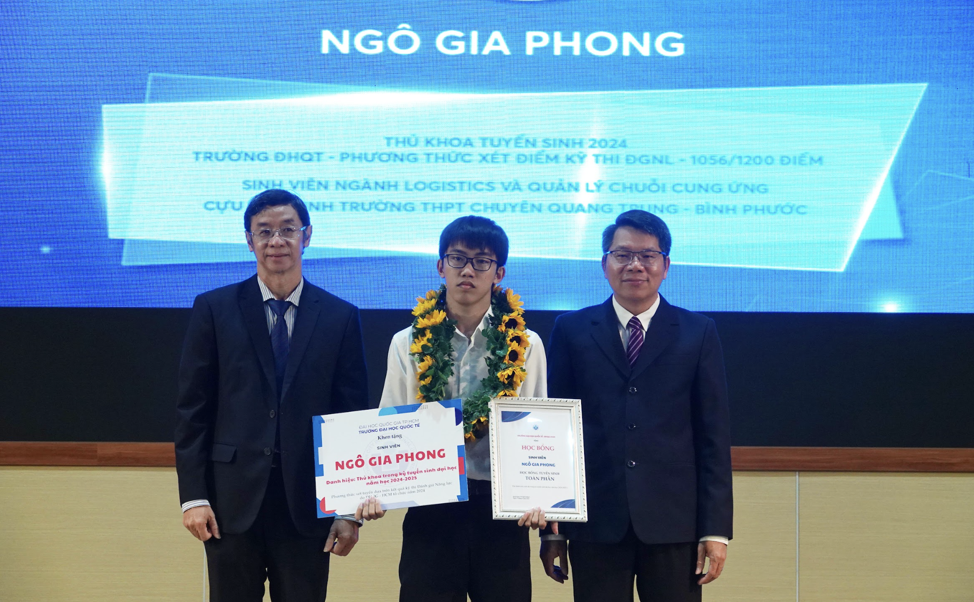 Thủ khoa “cảm thấy áp lực” với bạn cùng trang lứa- Ảnh 1. Thủ khoa “cảm thấy áp lực” với bạn cùng trang lứa- Ảnh 1.