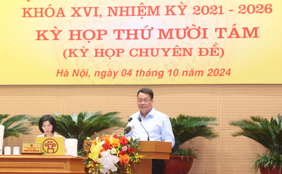 Giám đốc Sở Thông tin và Truyền thông Nguyễn Việt Hùng trình bày tờ trình