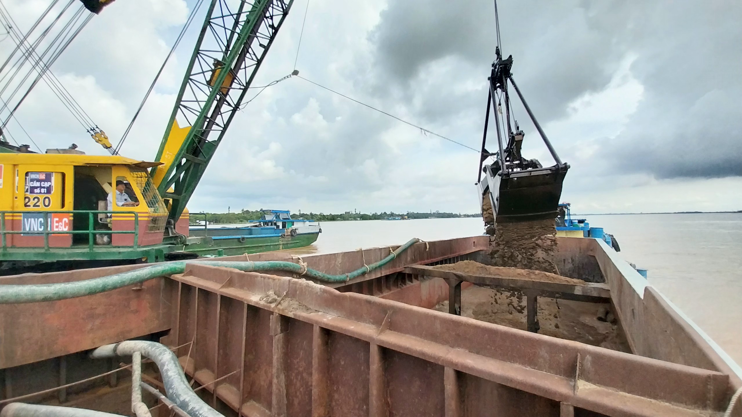 Tiến độ cao tốc Cao Lãnh - An Hữu tăng từng ngày- Ảnh 1. Tiến độ cao tốc Cao Lãnh - An Hữu tăng từng ngày- Ảnh 1.