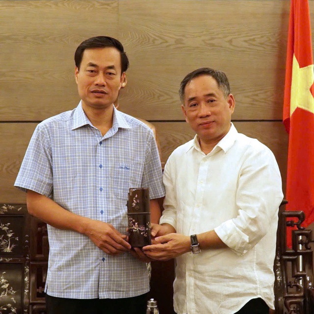Tiếp nhận các hiện vật của vua Hàm Nghi do hậu duệ từ Pháp hiến tặng - Ảnh 1. Tiếp nhận các hiện vật của vua Hàm Nghi do hậu duệ từ Pháp hiến tặng - Ảnh 1.