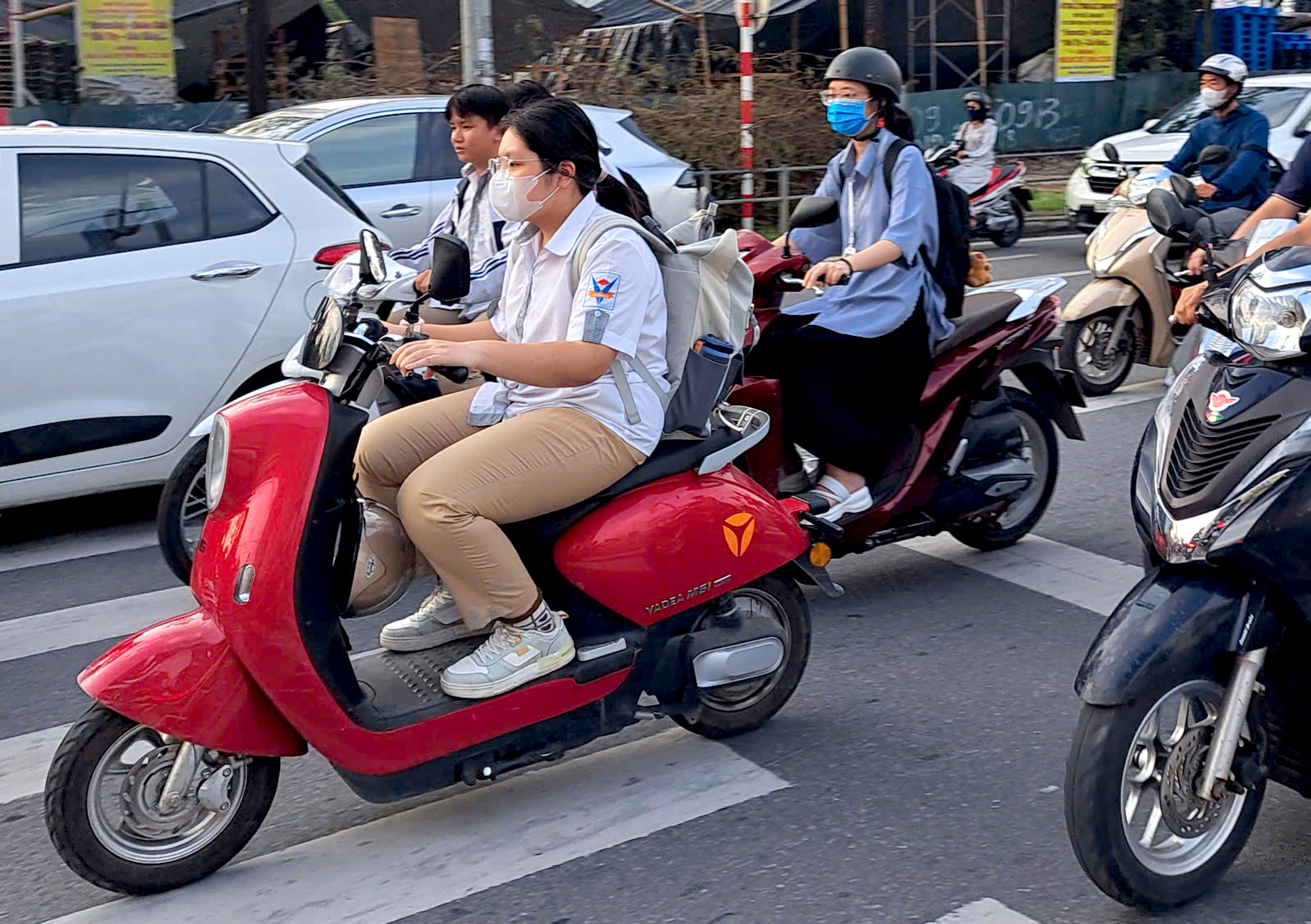 Hà Nội: Tràn lan học sinh đi xe máy “quên” đội mũ bảo hiểm- Ảnh 1. Hà Nội: Tràn lan học sinh đi xe máy “quên” đội mũ bảo hiểm- Ảnh 1.