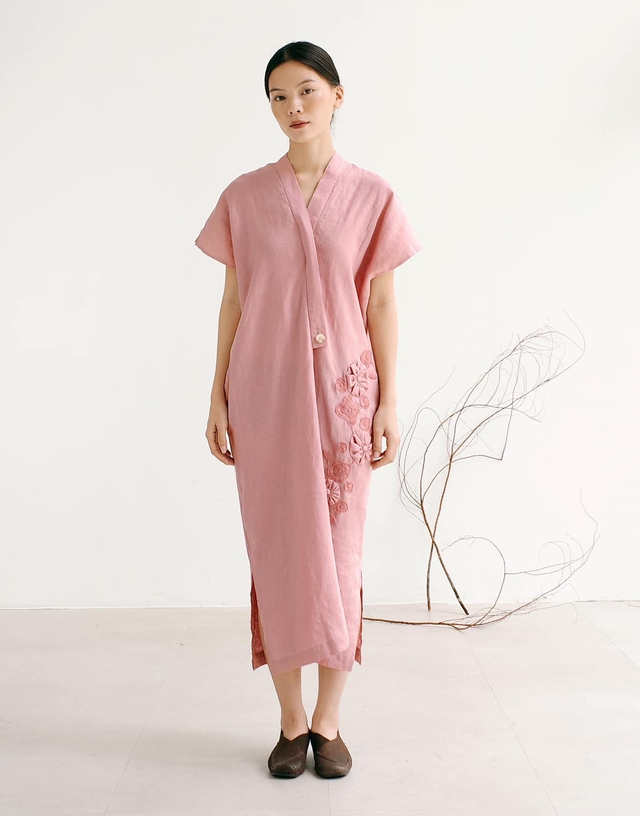 Trang phục linen là điểm nhấn riêng cho phong cách mùa thu- Ảnh 1. Trang phục linen là điểm nhấn riêng cho phong cách mùa thu- Ảnh 1.