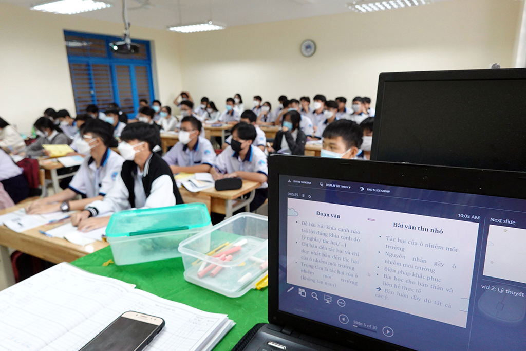 Đề kiểm tra ngữ văn về 'phông bạt': Tranh luận vì điều gì?- Ảnh 1. Đề kiểm tra ngữ văn về 'phông bạt': Tranh luận vì điều gì?- Ảnh 1.