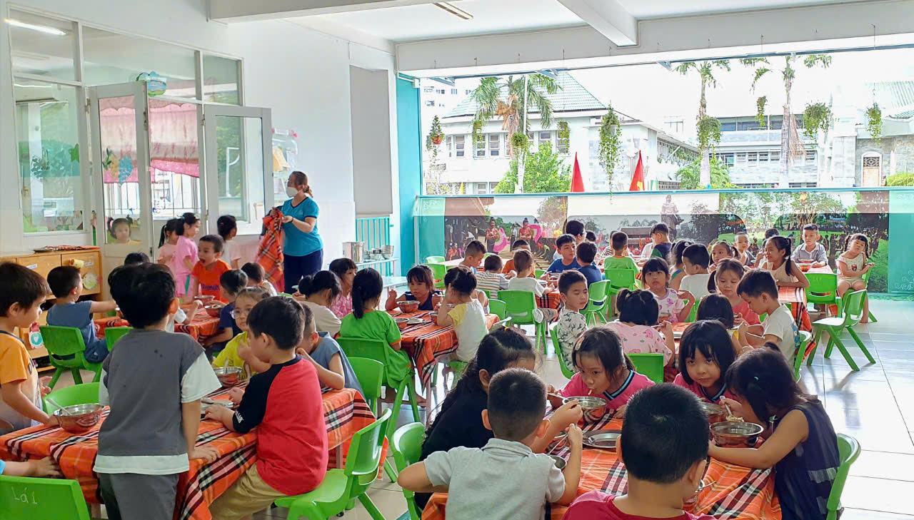 Tránh rủi ro vào giờ ăn cho trẻ mầm non- Ảnh 1. Tránh rủi ro vào giờ ăn cho trẻ mầm non- Ảnh 1.