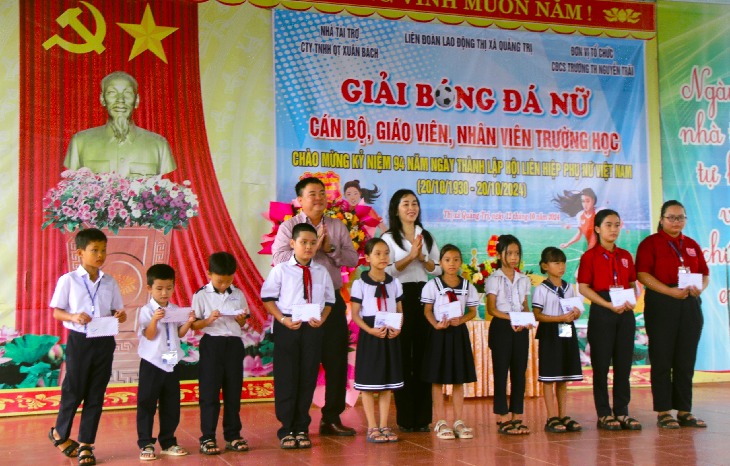 Trao nhiều suất học bổng cho học sinh nghèo, gia đình khó khăn- Ảnh 1. Trao nhiều suất học bổng cho học sinh nghèo, gia đình khó khăn- Ảnh 1.