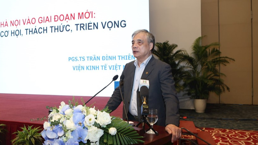 PGS.TS Trần Đình Thiên phát biểu tại Hội thảo khoa học cấp quốc gia “Tầm nhìn mới, cơ hội mới xây dựng Thủ đô Hà Nội văn hiến - văn minh - hiện đại, thành phố kết nối toàn cầu” ngày 7/10