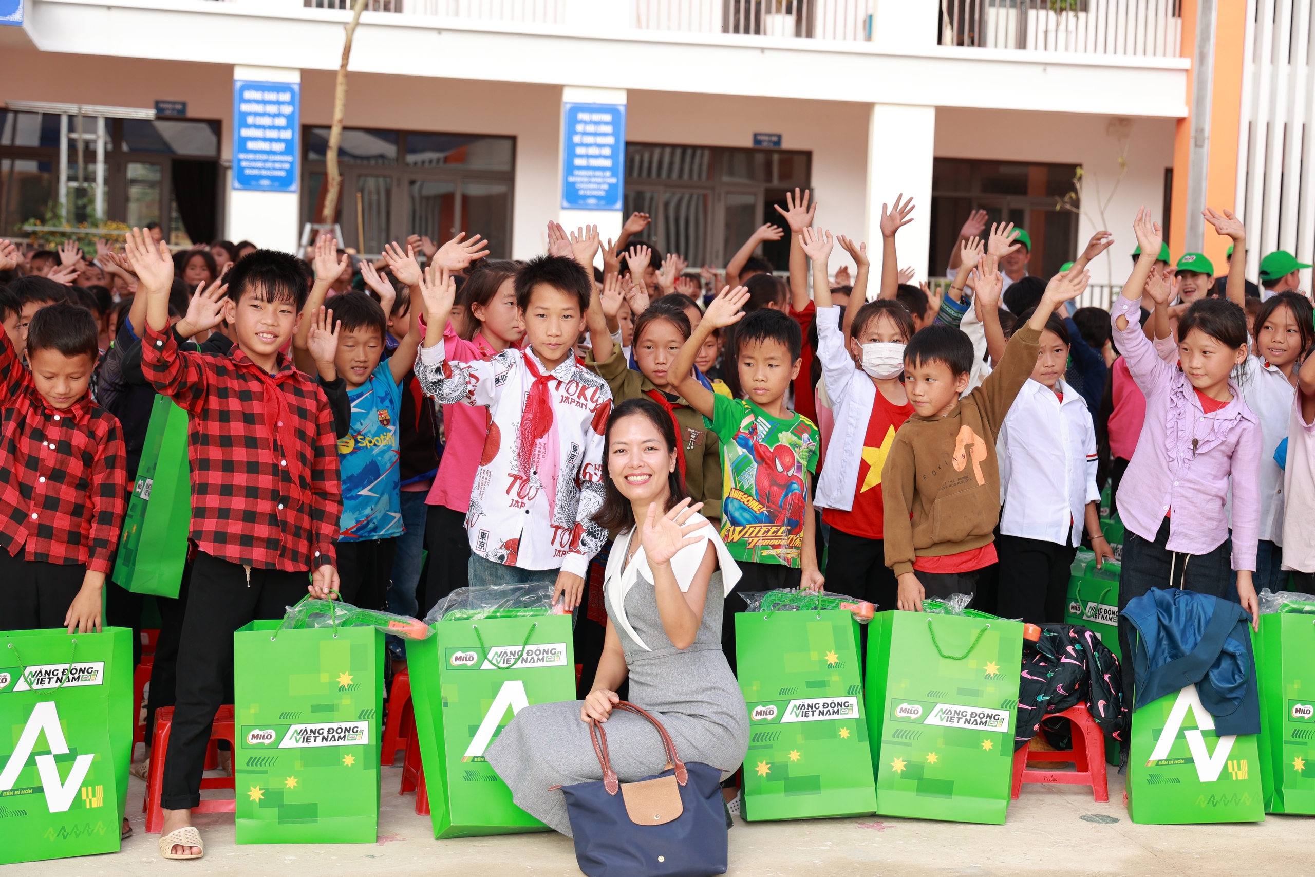 Trao tặng 60 máy xách tay cho học sinh tiểu học ở Lào Cai và Yên Bái- Ảnh 1. Trao tặng 60 máy xách tay cho học sinh tiểu học ở Lào Cai và Yên Bái- Ảnh 1.