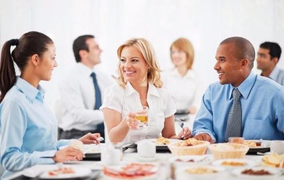 Trên bàn ăn, người EQ cao thường để ý 6 điều quan trọng mà người EQ thấp ít khi quan tâm- Ảnh 1. Trên bàn ăn, người EQ cao thường để ý 6 điều quan trọng mà người EQ thấp ít khi quan tâm- Ảnh 1.