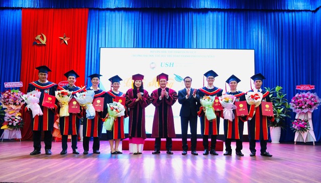 Trường Đại học TDTT TP.HCM tổ chức Lễ tốt nghiệp và trao bằng Tiến sĩ, Thạc sĩ và Cử nhân năm 2024 - Ảnh 1. Trường Đại học TDTT TP.HCM tổ chức Lễ tốt nghiệp và trao bằng Tiến sĩ, Thạc sĩ và Cử nhân năm 2024 - Ảnh 1.