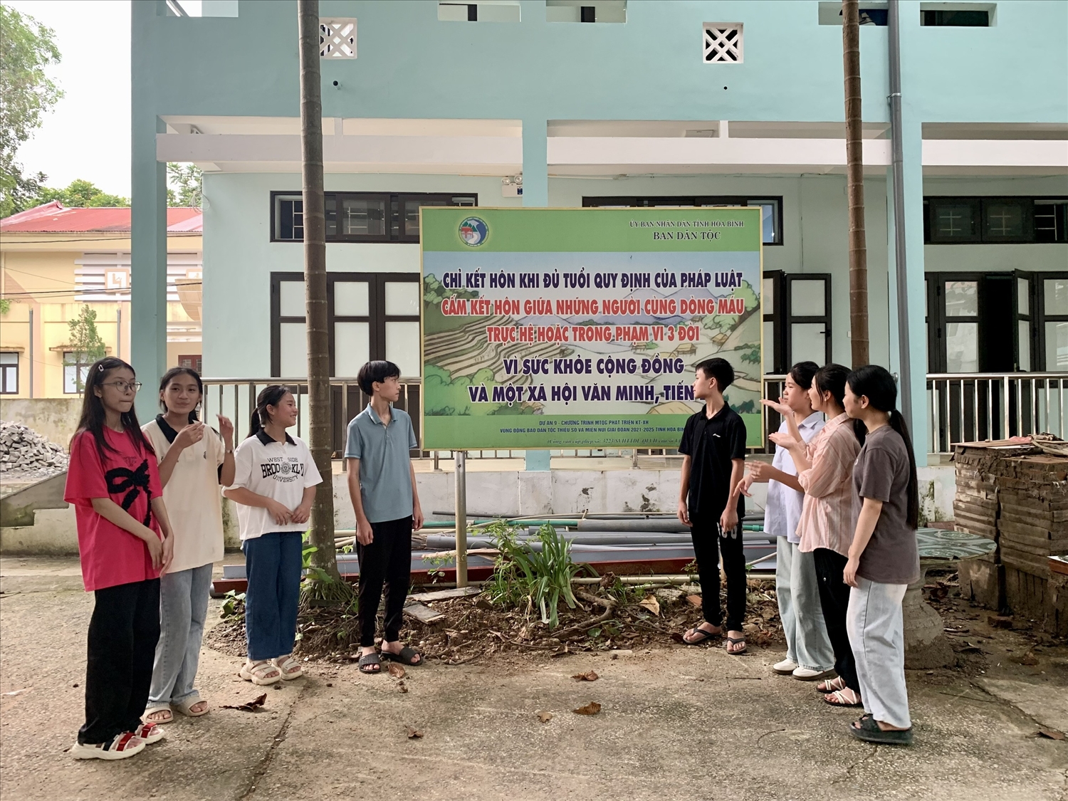 Tấm bảng pa-nô được đặt ở vị trí dễ nhìn với nhiều câu khẩu hiệu dễ nhớ, dễ thuộc ở Trường Phổ thông DTNT THPT&THCS huyện Kim Bôi Tấm bảng pa-nô được đặt ở vị trí dễ nhìn với nhiều câu khẩu hiệu dễ nhớ, dễ thuộc ở Trường Phổ thông DTNT THPT&THCS huyện Kim Bôi