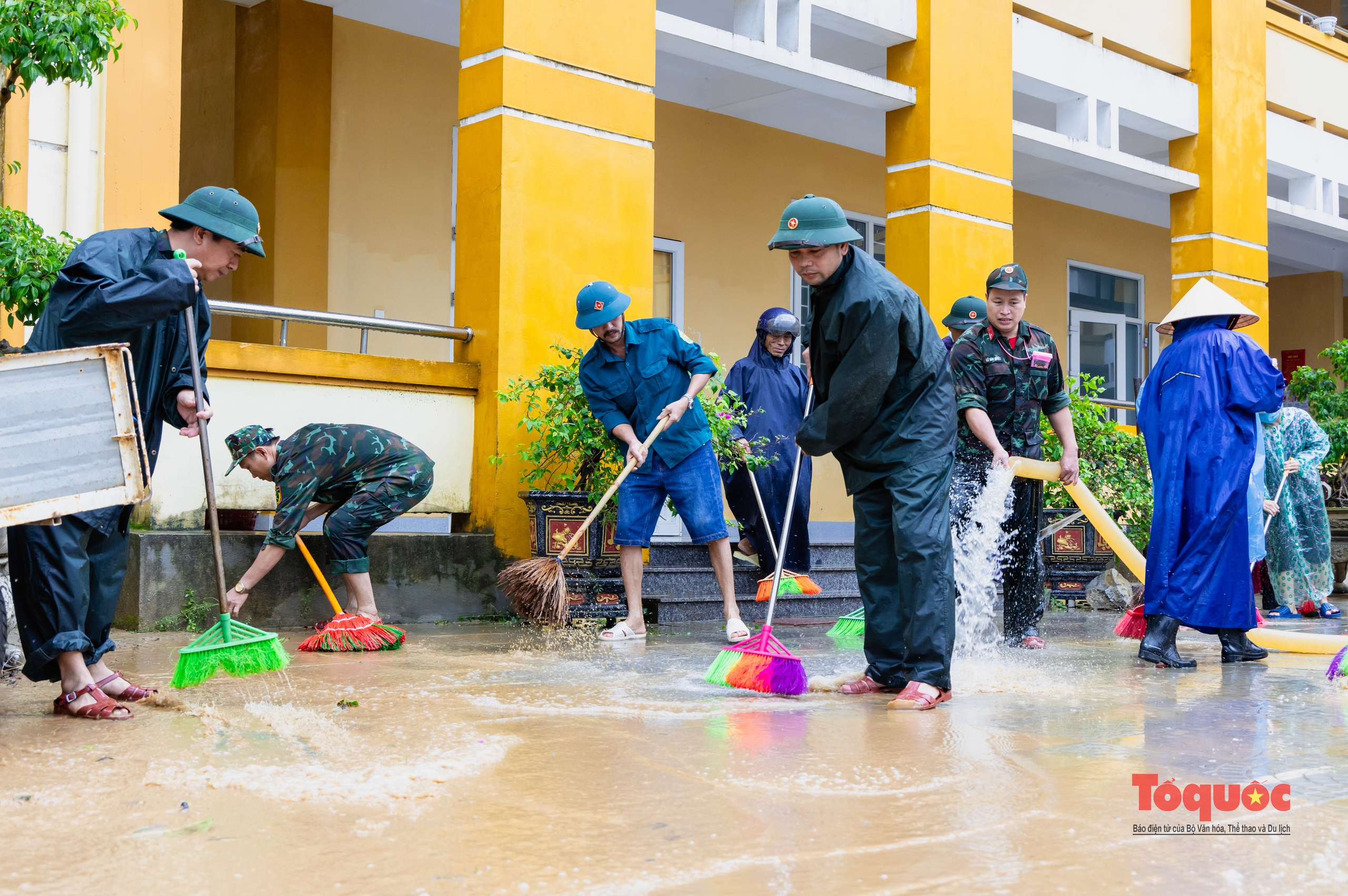 Quảng Bình: Trường học tổng lực dọn vệ sinh sau lũ - Ảnh 1. Quảng Bình: Trường học tổng lực dọn vệ sinh sau lũ - Ảnh 1.