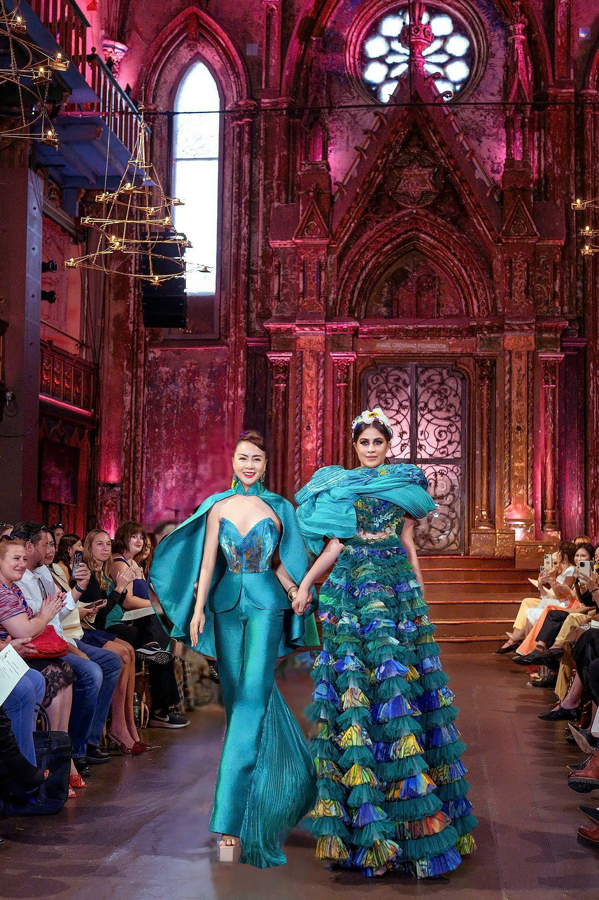 Tuyết Lê trình làng bộ sưu tập mới tại Tuần lễ thời trang New York Couture- Ảnh 1. Tuyết Lê trình làng bộ sưu tập mới tại Tuần lễ thời trang New York Couture- Ảnh 1.