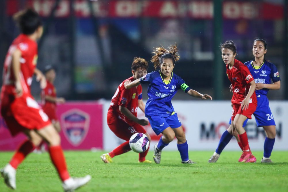 U.19 Hà Nội thắng nghẹt thở đàn em Bích Thùy, níu kéo hy vọng giành ngôi đầu- Ảnh 1. U.19 Hà Nội thắng nghẹt thở đàn em Bích Thùy, níu kéo hy vọng giành ngôi đầu- Ảnh 1.