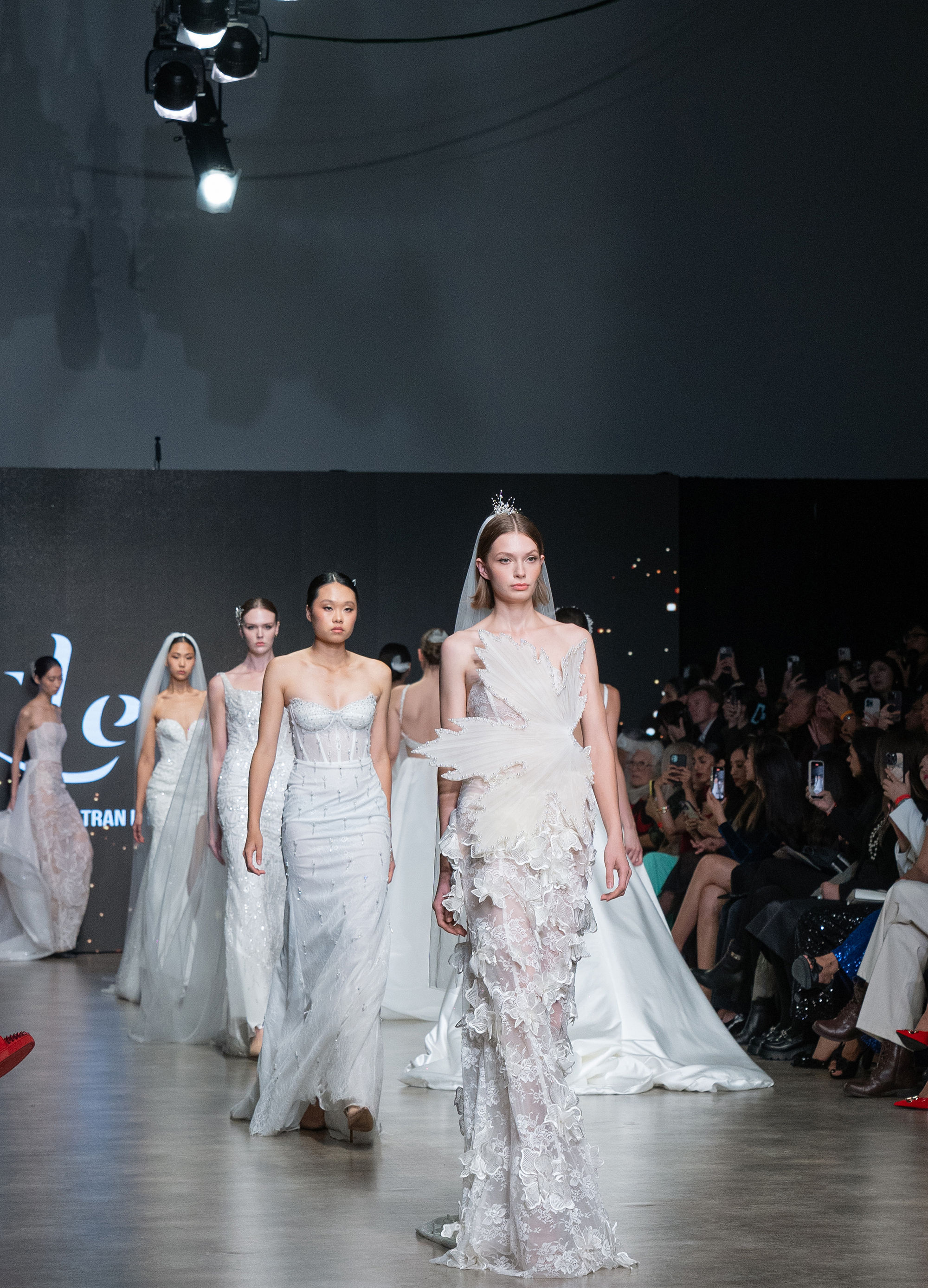Váy cưới đính ngọc trai của NTK Trần Phương Hoa xuất hiện tại Vancouver Fashion Week- Ảnh 1. Váy cưới đính ngọc trai của NTK Trần Phương Hoa xuất hiện tại Vancouver Fashion Week- Ảnh 1.