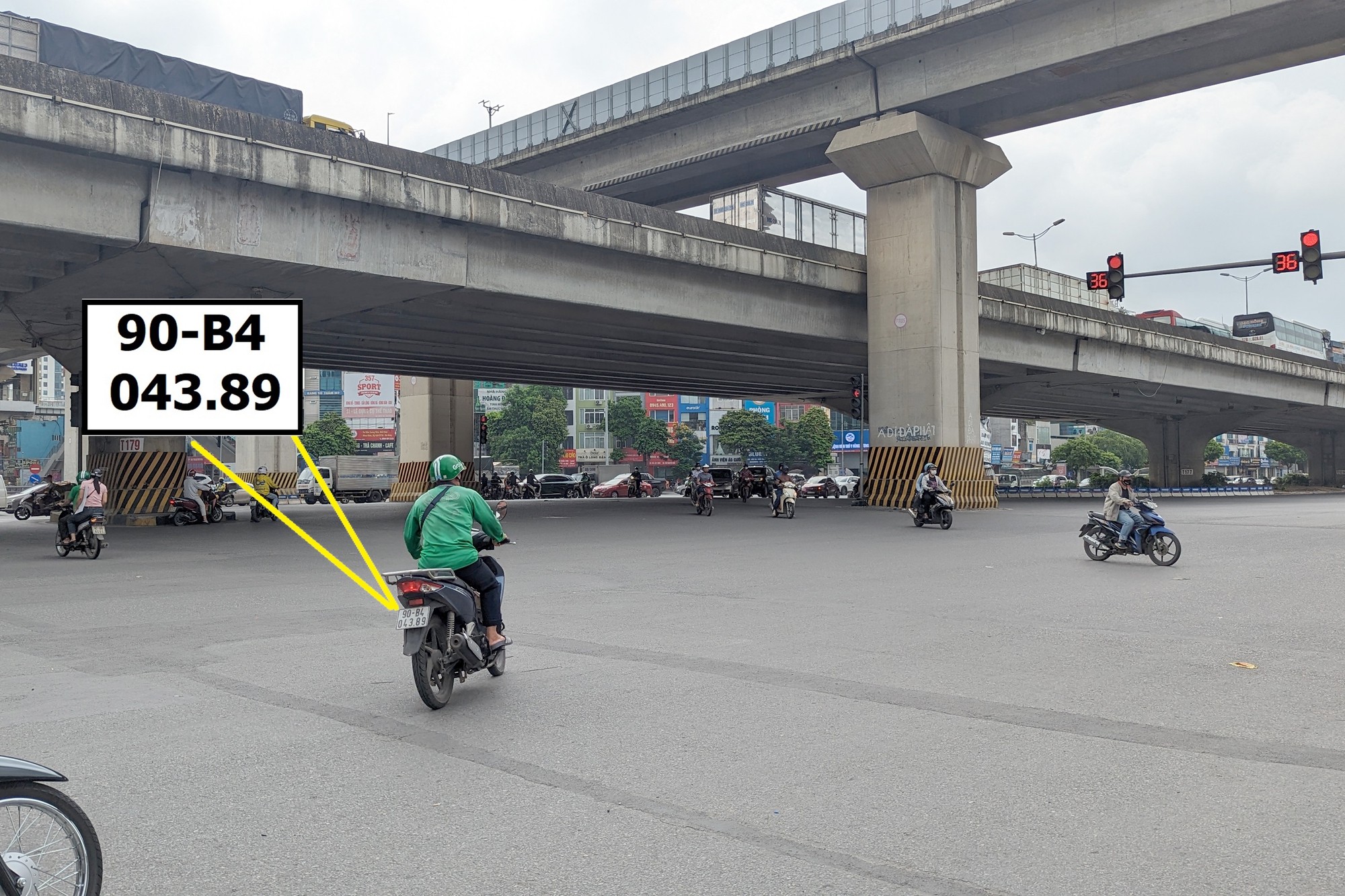 Vì sao CSGT đề xuất tăng 6 lần mức phạt người điều khiển xe máy vượt đèn đỏ?- Ảnh 1. Vì sao CSGT đề xuất tăng 6 lần mức phạt người điều khiển xe máy vượt đèn đỏ?- Ảnh 1.
