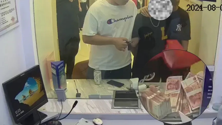 Vì sao nữ nhân viên ngân hàng giúp kẻ lừa đảo rút 1,7 tỷ đồng được cảnh sát khen thưởng?- Ảnh 2. Vì sao nữ nhân viên ngân hàng giúp kẻ lừa đảo rút 1,7 tỷ đồng được cảnh sát khen thưởng?- Ảnh 2.