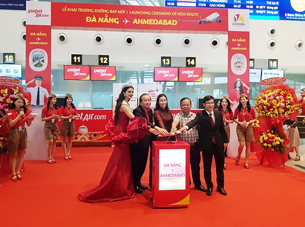 Lãnh đạo UBND TP Đà Nẵng và Vietjet Air thực hiện nghi thức khai trương đường bay Đà Nẵng - Ahmedabad (Ấn Độ) chiều ngày 23/10. Lãnh đạo UBND TP Đà Nẵng và Vietjet Air thực hiện nghi thức khai trương đường bay Đà Nẵng - Ahmedabad (Ấn Độ) chiều ngày 23/10.