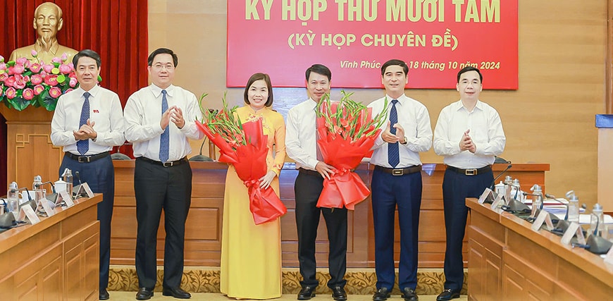 Bí thư Tỉnh ủy Dương Văn An, Phó Bí thư Thường trực Tỉnh ủy Bùi Huy Vĩnh và Chủ tịch UBND tỉnh Trần Duy Đông tặng hoa chúc mừng ông Nguyễn Khắc Hiếu và bà Phùng Thị Kim Nga được bầu giữ chức Phó Chủ tịch UBND tỉnh