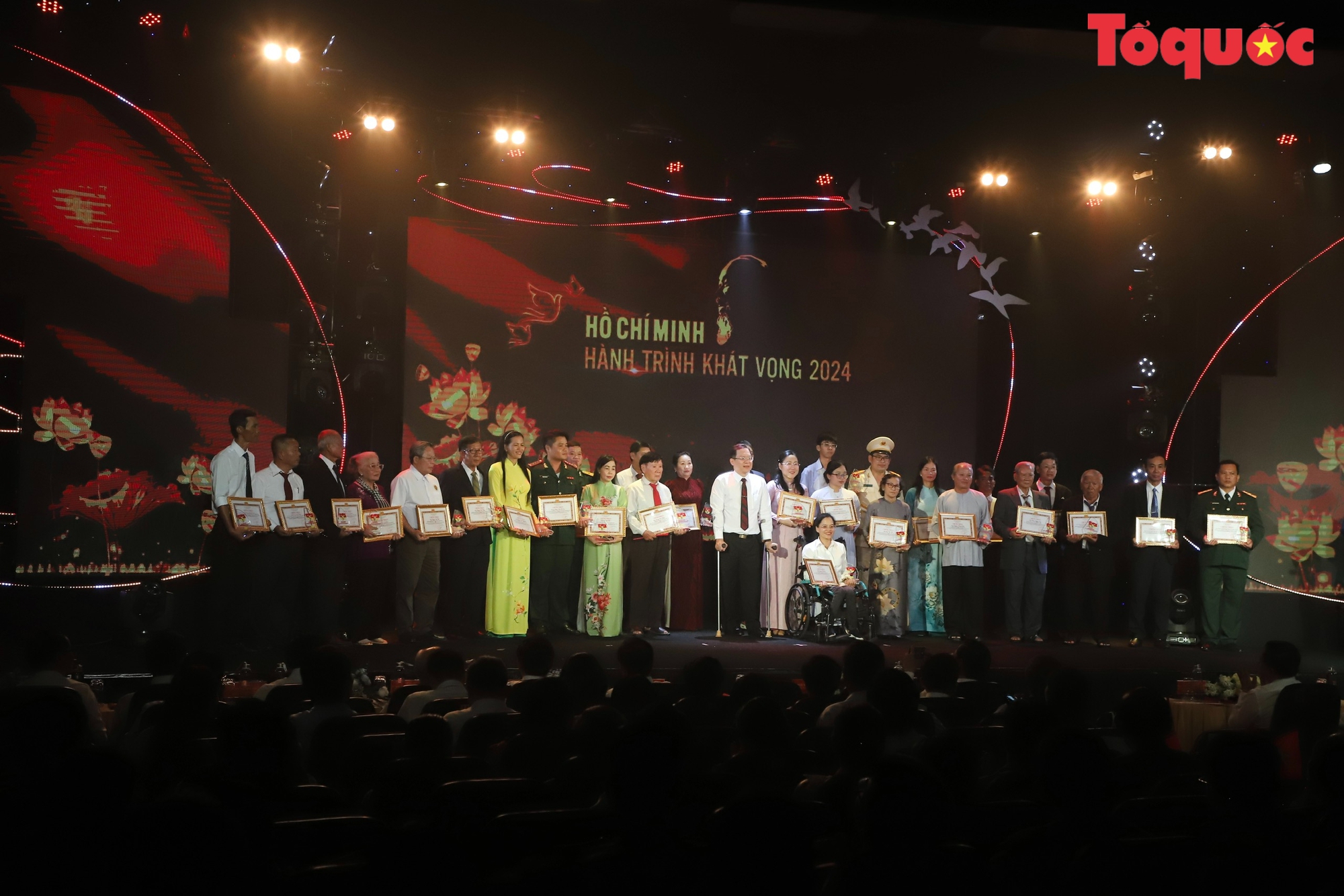 Vinh danh các điển hình tiêu biểu trong học tập và làm theo tư tưởng, đạo đức, phong cách Hồ Chí Minh phía Nam - Ảnh 1. Vinh danh các điển hình tiêu biểu trong học tập và làm theo tư tưởng, đạo đức, phong cách Hồ Chí Minh phía Nam - Ảnh 1.
