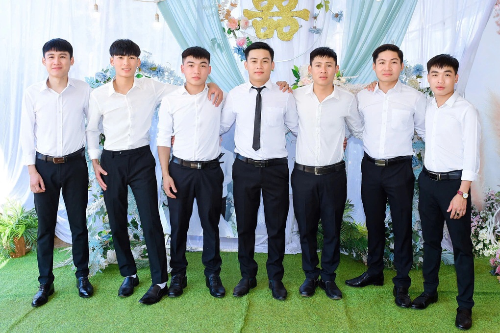 Vợ chồng nghèo tay trắng nuôi 7 con trai vào đại học - 1 Vợ chồng nghèo tay trắng nuôi 7 con trai vào đại học - 1