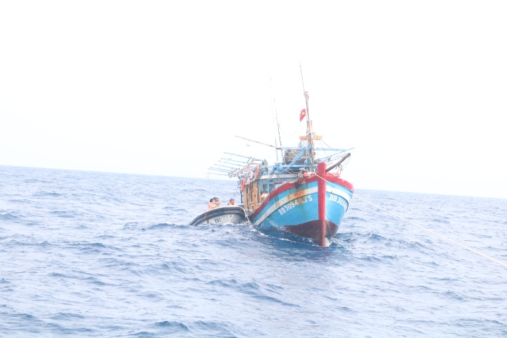 vùng 2 hải quân cứu ngư dân gặp nạn trên vùng biển việt nam - indonesia hình ảnh 1 vung 2 hai quan cuu ngu dan gap nan tren vung bien viet nam - indonesia hinh anh 1