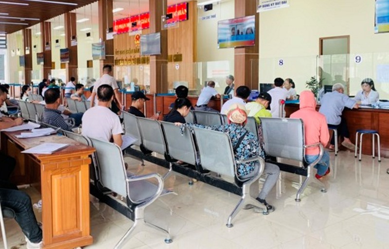Người dân thực hiện thủ tục hành chính tại huyện Quốc Oai. Ảnh: Hồng Thái