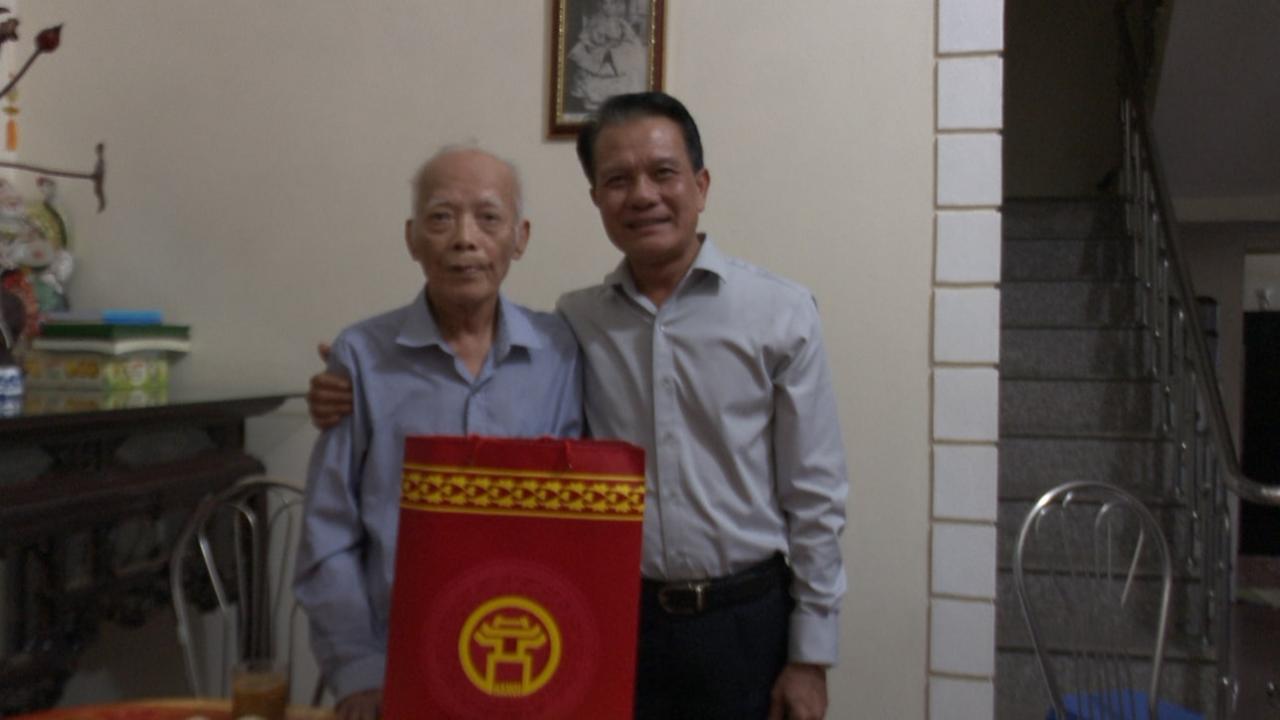 Chủ nhiệm Ủy ban Kiểm tra Thành ủy thăm, tặng quà cựu chiến binh tham gia giải phóng Thủ đô Chủ nhiệm Ủy ban Kiểm tra Thành ủy thăm, tặng quà cựu chiến binh tham gia giải phóng Thủ đô