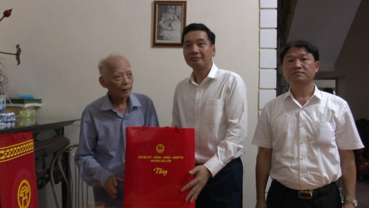 Chủ nhiệm Ủy ban Kiểm tra Thành ủy thăm, tặng quà cựu chiến binh tham gia giải phóng Thủ đô Chủ nhiệm Ủy ban Kiểm tra Thành ủy thăm, tặng quà cựu chiến binh tham gia giải phóng Thủ đô