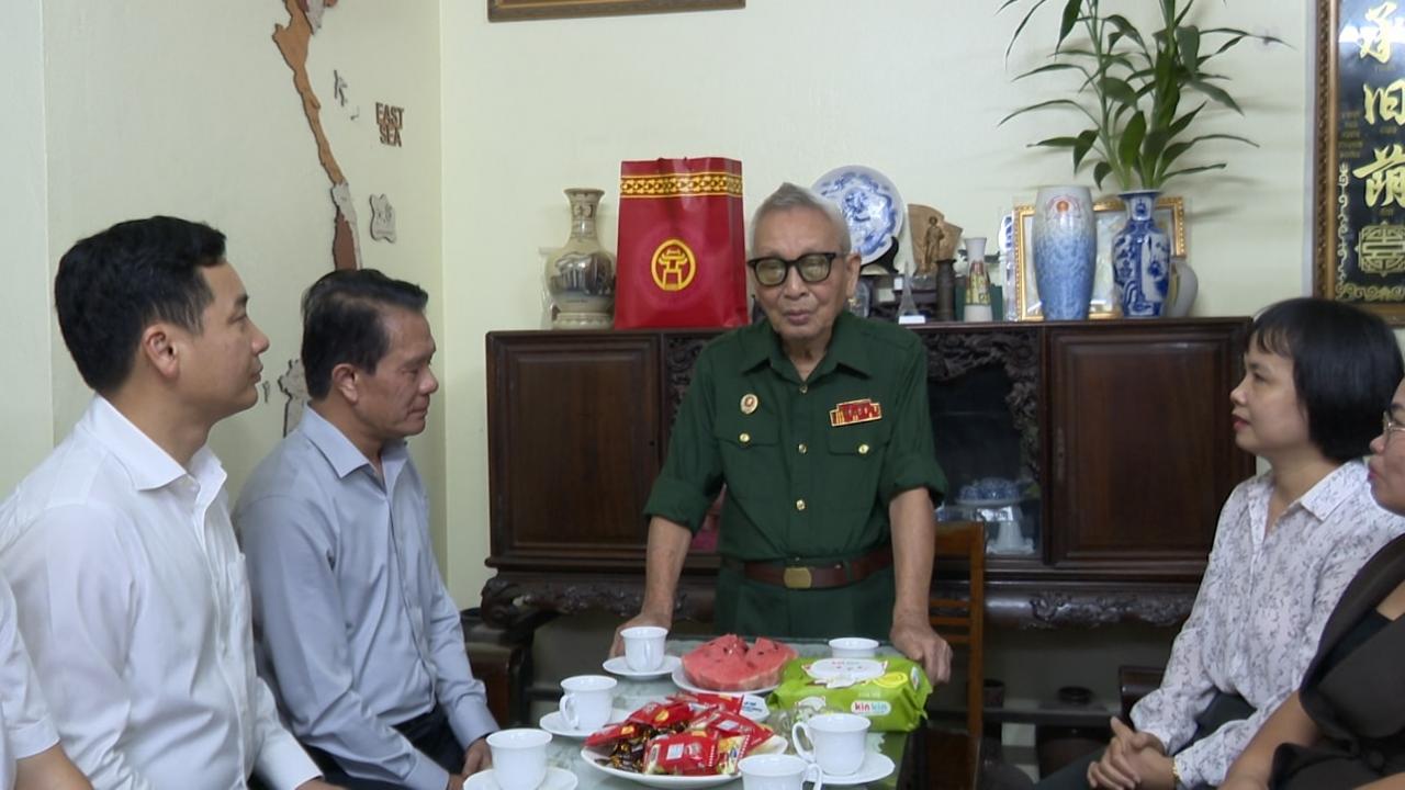 Chủ nhiệm Ủy ban Kiểm tra Thành ủy thăm, tặng quà cựu chiến binh tham gia giải phóng Thủ đô Chủ nhiệm Ủy ban Kiểm tra Thành ủy thăm, tặng quà cựu chiến binh tham gia giải phóng Thủ đô