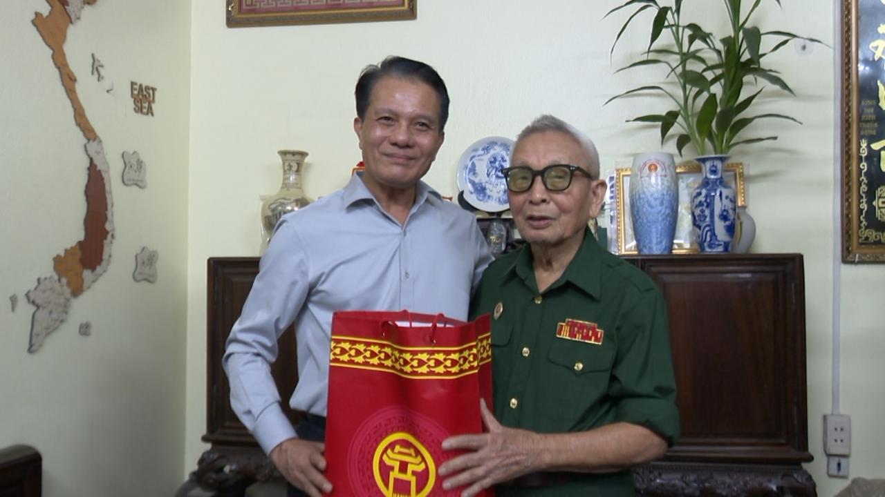 Chủ nhiệm Ủy ban Kiểm tra Thành ủy thăm, tặng quà cựu chiến binh tham gia giải phóng Thủ đô Chủ nhiệm Ủy ban Kiểm tra Thành ủy thăm, tặng quà cựu chiến binh tham gia giải phóng Thủ đô