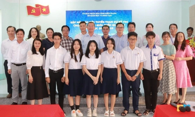 Cô giáo dạy sử hết mình với công tác xã hội Cô giáo dạy sử hết mình với công tác xã hội