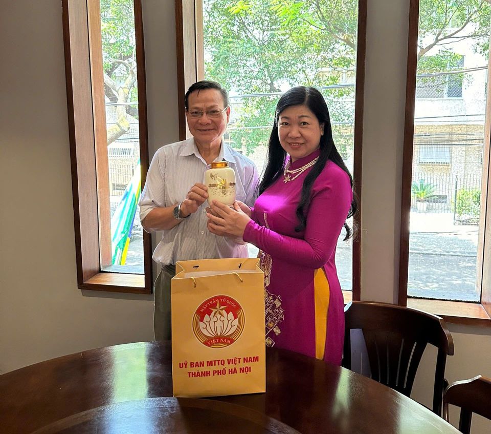 Chủ tịch Ủy ban Mặt trận Tổ quốc Việt Nam TP Hà Nội Nguyễn Lan Hương tặng quà ông Nguyễn Văn Nghĩa - Việt kiều sinh sống và làm việc tại Rio de Janeiro