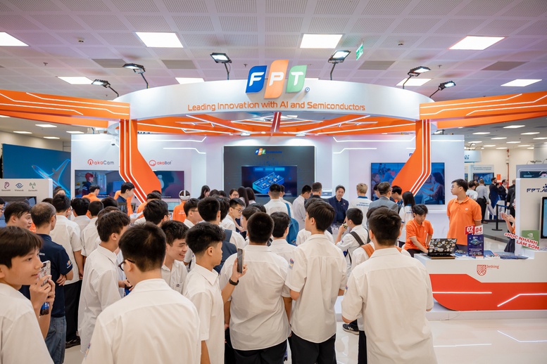 FPT trưng bày hệ sinh thái AI, bán dẫn nổi bật ‘Made by FPT’ FPT trưng bày hệ sinh thái AI, bán dẫn nổi bật ‘Made by FPT’