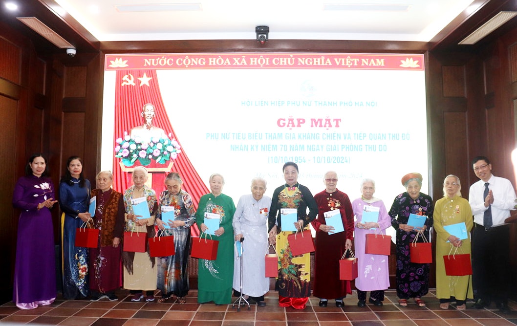 Gặp mặt 33 phụ nữ tiêu biểu tham gia kháng chiến và tiếp quản Thủ đô Gặp mặt 33 phụ nữ tiêu biểu tham gia kháng chiến và tiếp quản Thủ đô