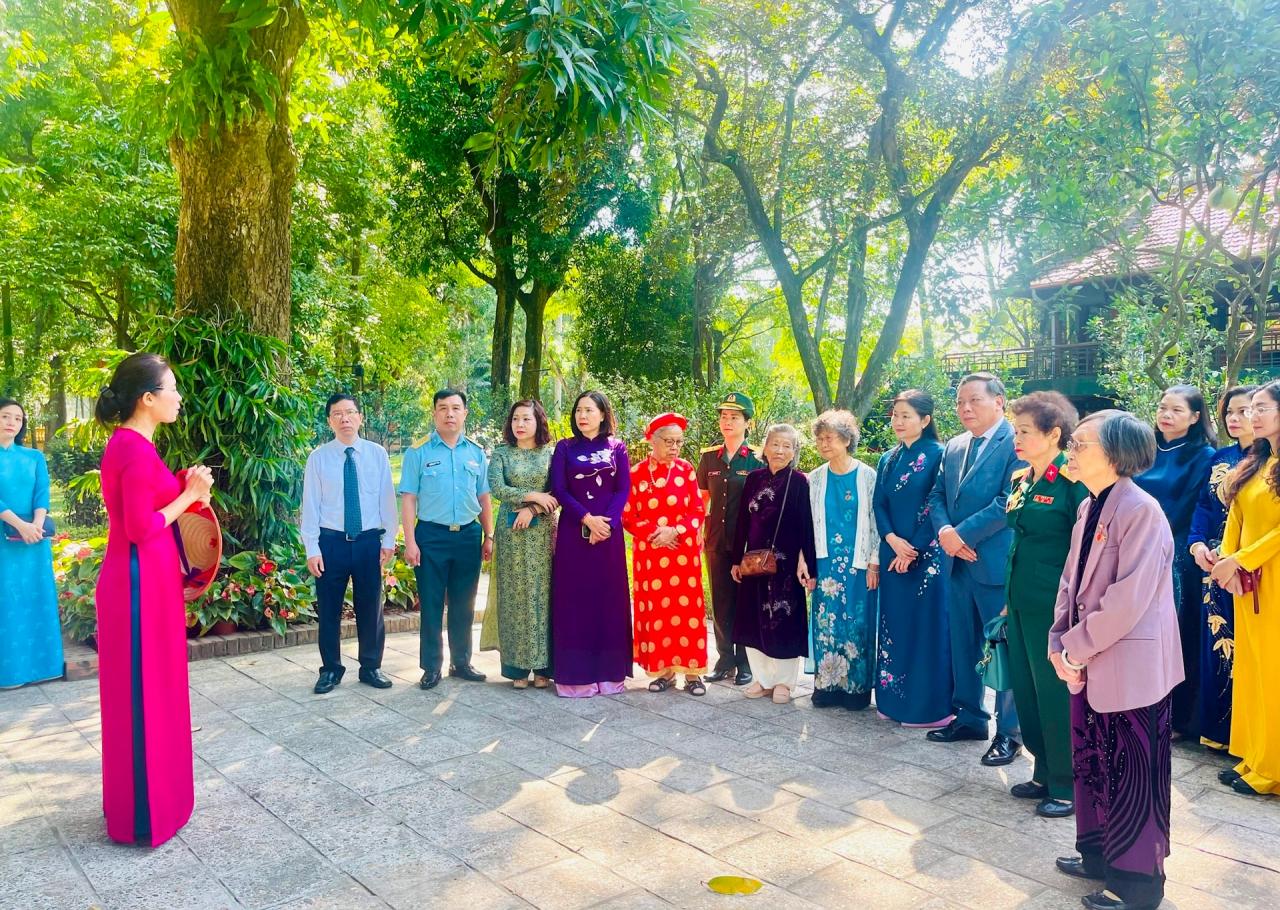 Gặp mặt 33 phụ nữ tiêu biểu tham gia kháng chiến và tiếp quản Thủ đô Gặp mặt 33 phụ nữ tiêu biểu tham gia kháng chiến và tiếp quản Thủ đô