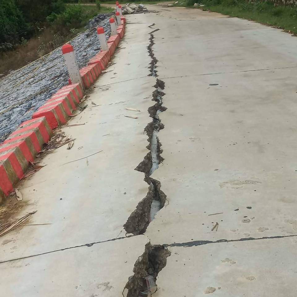 Hình ảnh kè sông Gang bị sạt lở sau trận mưa lũ vừa qua khiến người dân băn khoăn về chất lượng thi công.