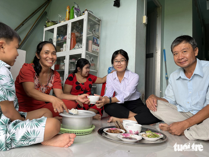Muốn kiếm tiền từ tấm bằng đại học lo cho chị hai bệnh bại não Muốn kiếm tiền từ tấm bằng đại học lo cho chị hai bệnh bại não